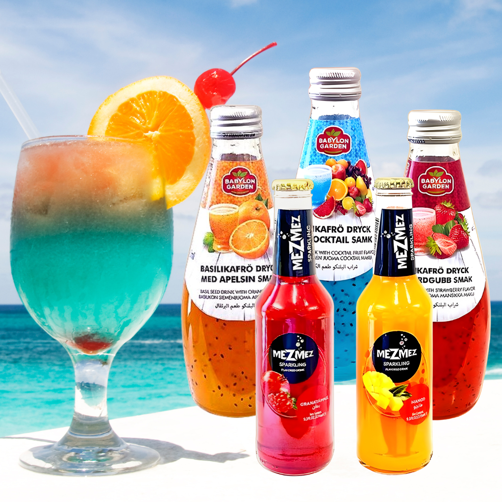 En række farverige glas og flasker med forfriskende eksotiske drikkevarer, frugtjuice og sodavand pyntet med friske mynteblade og isterninger.