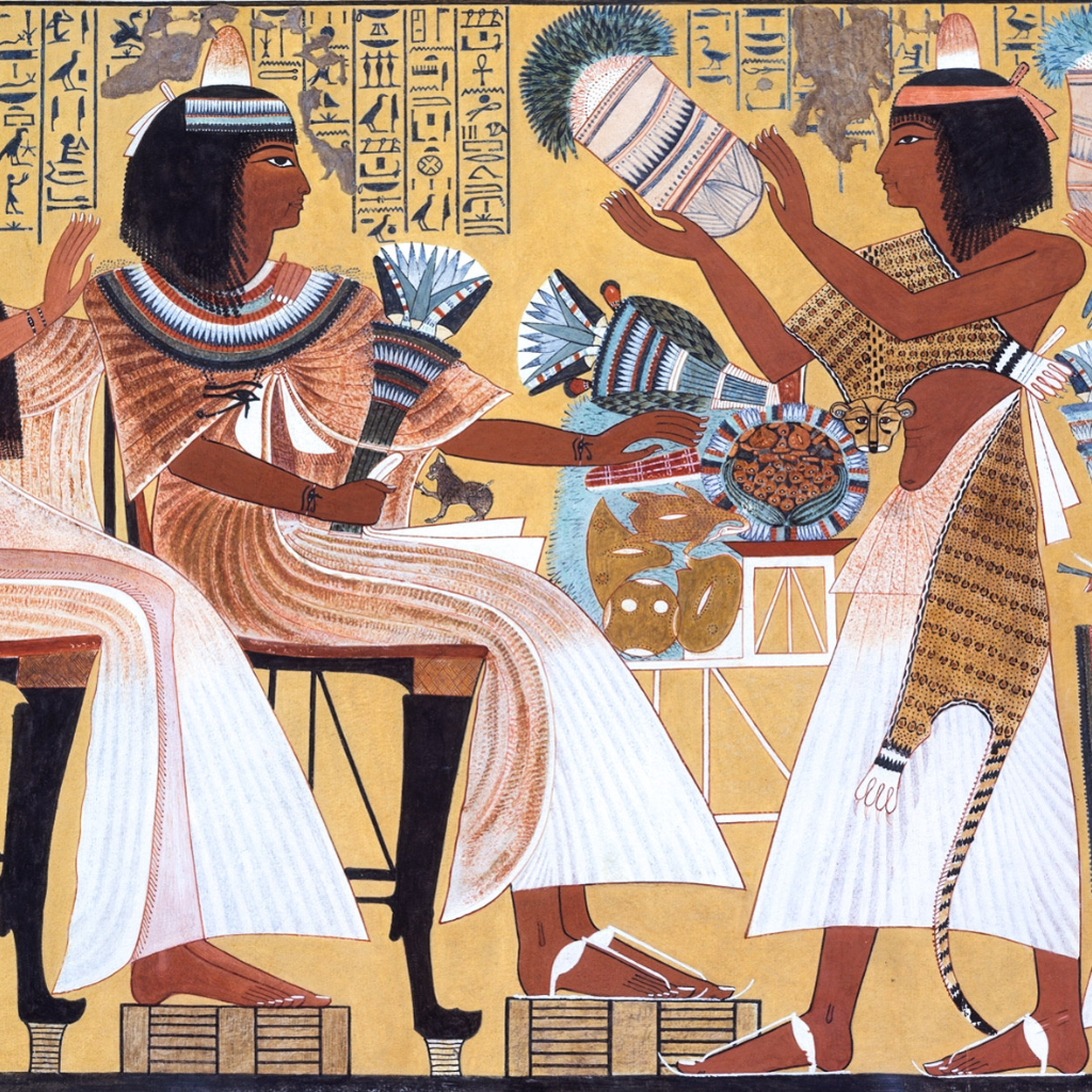Et udvalg af autentiske egyptiske madvarer, herunder tørrede bønner, specielle krydderier og ris i traditionelle krukker.