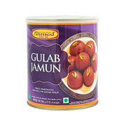 Burk med 850g Gulab Jamun i sockerlag, indisk dessert med pistage på lila bakgrund