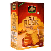Deepak Suji Rusk 600g kartong, skivor av knäckebröd utan ägg, te och vetestrån mot vit bakgrund