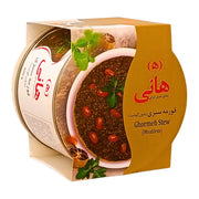 Burk med vegetarisk ghorme sabzi iransk gryta med bönor, persiska örter och synliga röda bönor.