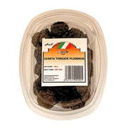 Plastburk med svarta torkade plommon, etikett med vikt och bäst före-datum, 250g.