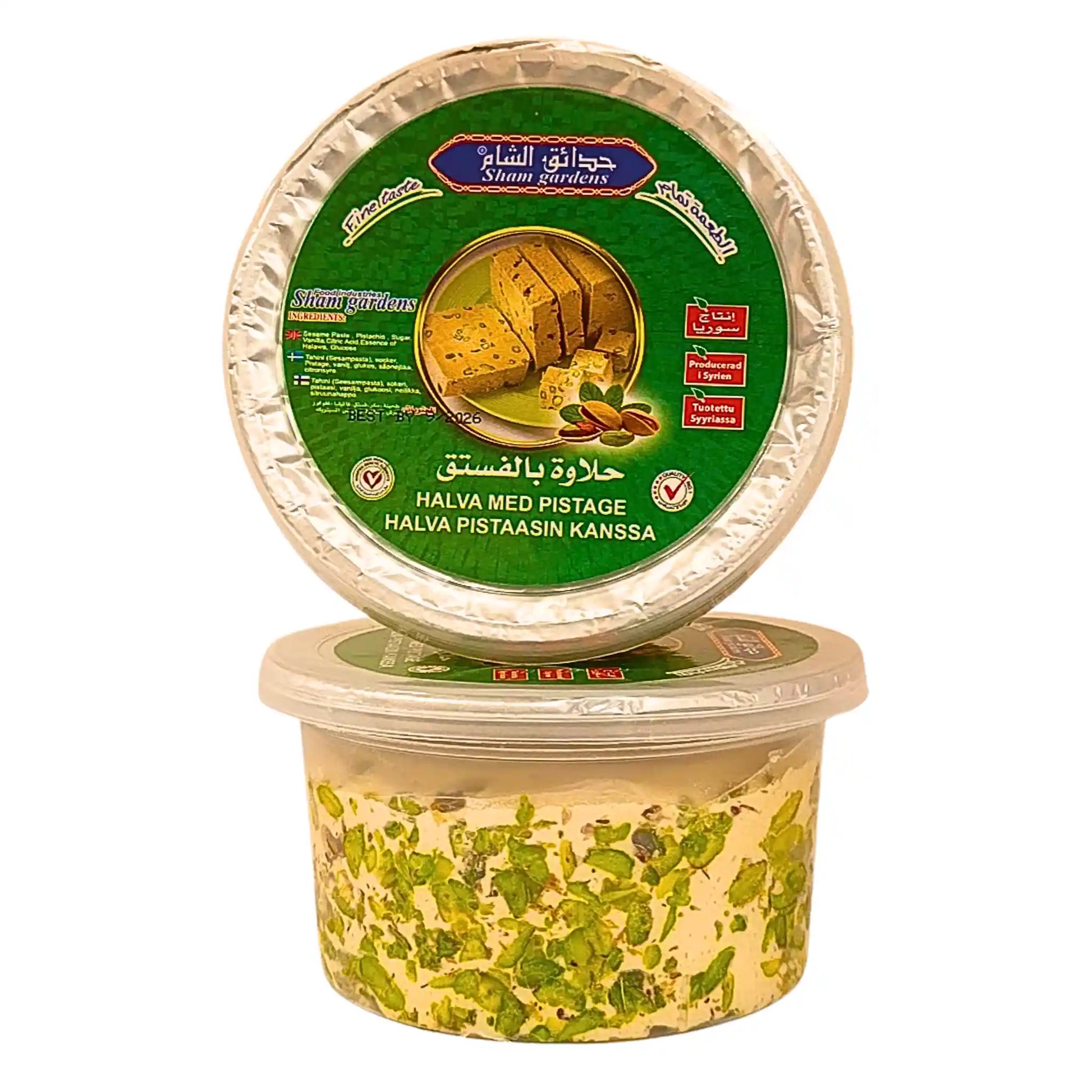 Halva med pistage i genomskinlig plastburk med grönt lock och synliga nötbitar