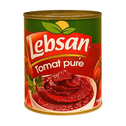 Burk med Lebsan tomatpuré, fyllig tomatsmak, väl synlig etikett och röda tomater.
