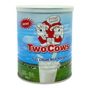 Burk med Two Cows mjölkpulver 400g, blå bakgrund, koillustrationer, grön äng